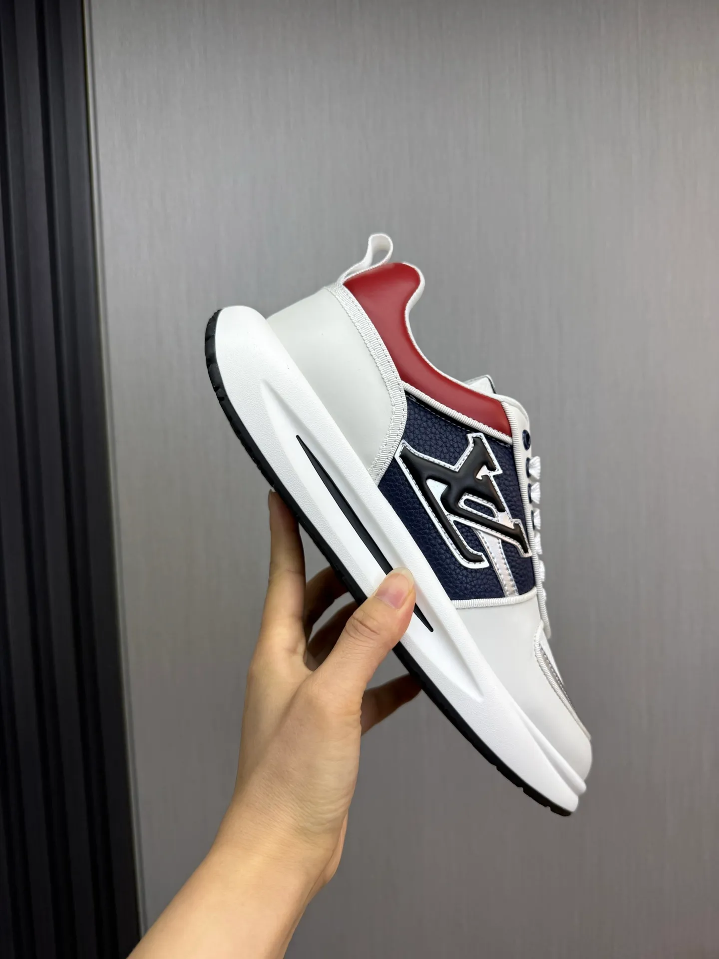 Men's shoes 💰820💰 Lv. Top purchasing agent 🇮🇹 Louis Vuitton, sports shoes counter synchronization, uppers imported from Italy, high-quality splicing and complex handicrafts, imported mesh pads are soft and comfortable, soles: original factory special soles, TPU exclusive movable molded soles super comfortable, original factory single goods, 🔍🔍high quality, you can enter and exit the counter at will, welcome to compare, code number 38-44 (Customized 38.45)